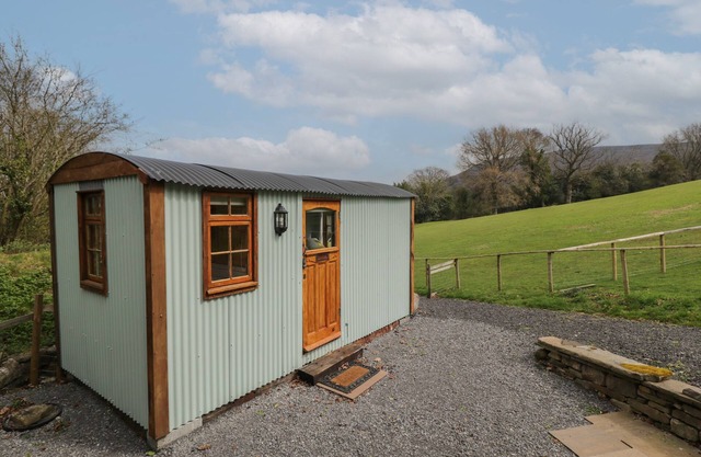 RABBIT HILL HUT, pet friendly, with a garden in Govilon