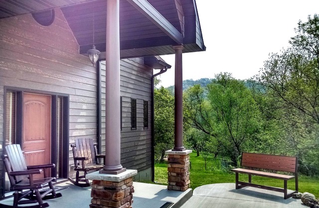 Rabbit Hole Retreat, River on Property, Adults Only, No Pets, Peace and Quiet!