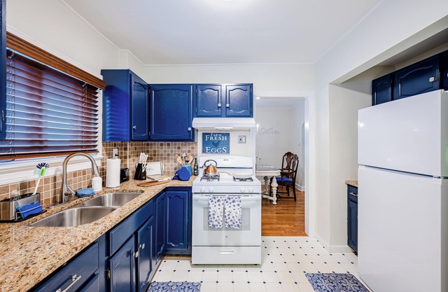 Rachel's Hideaway, 3 brm, king, kitchen, big yard, ample parking, laundry.