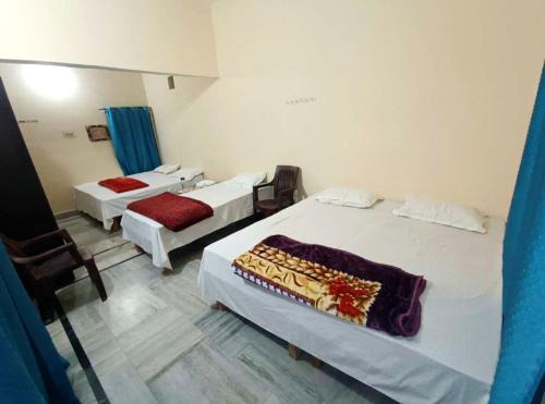 RaghuvarDham Delux AC 2 Double Beds and 1 Single Bed Room