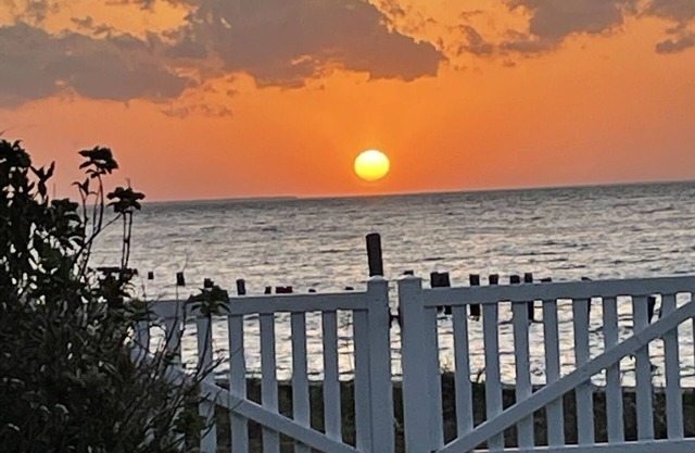 Rainbow's End Retreat - IBX, NCnAffordable waterfront near OBX!