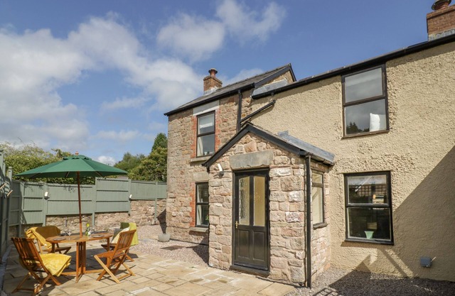 RAINFOREST COTTAGE, pet friendly, with a garden in Ruspidge