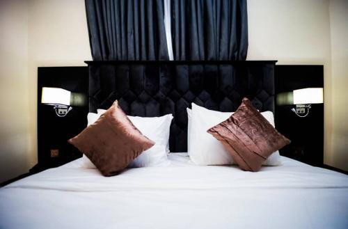 Ralphnest Suite & Lounge Limited