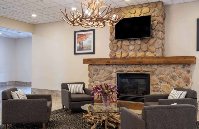 Ramada by Wyndham Thunder Bay Airlane Hotel