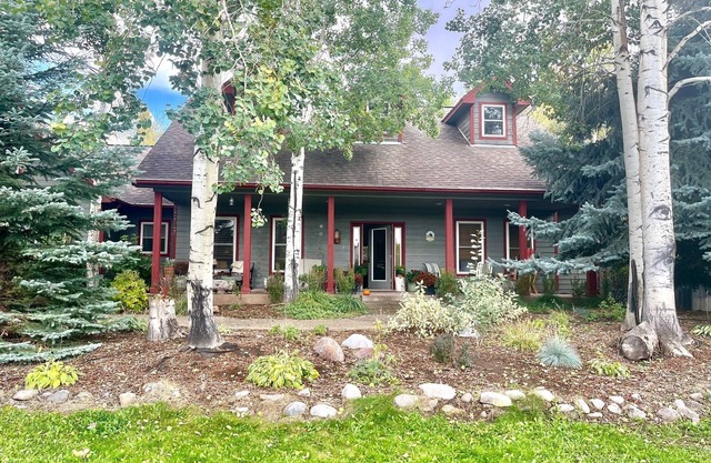 Ranch style home - walking distance to downtown Carbondale & golf; 30 min skiing