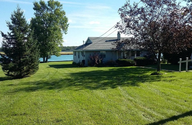 Ranch style, waterfront property! Great for boat watchers. Freighters galore!