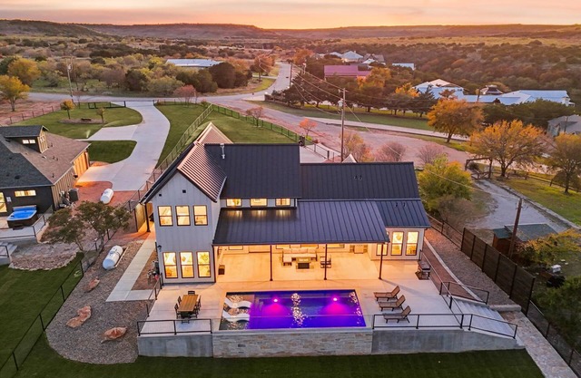 Ranch Water 5 bed/4.5 bath w pool/hot tub, lake access and game garage *kayaks