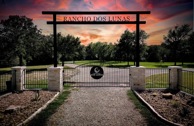 Rancho Dos LunasnNewly renovated 40 acre ranch only 14 miles from Texas A&M