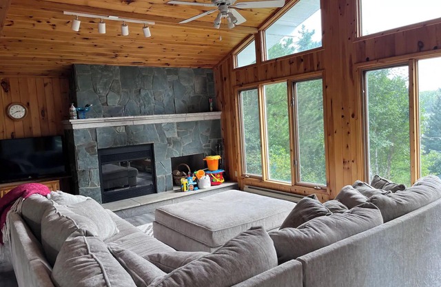 Rare Beachfront Cabin in Clearwater Bay, only 25 min from Kenora. Pet friendly!
