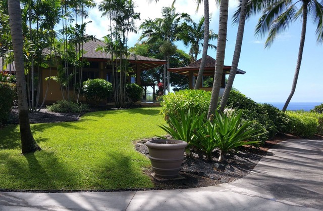 Rare Beauty and Luxury at Kealakekua Bay