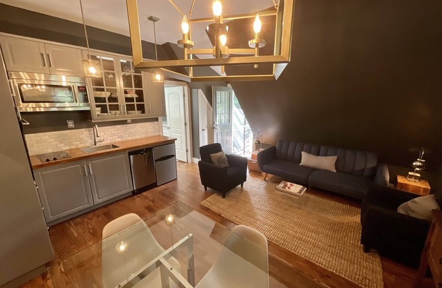 RARE FIND: IMMACULATE COTTAGE at start of the North Fork Wine Country