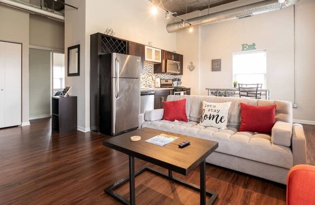 Rare Find KC Plaza Loft One Bedroom Pool/Gym