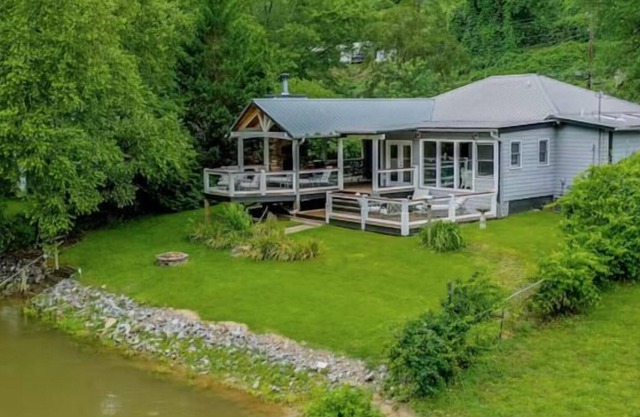 Rare Gem on the Banks of the Toccoa River-Walking Distance to Town with Restaurants & Breweries
