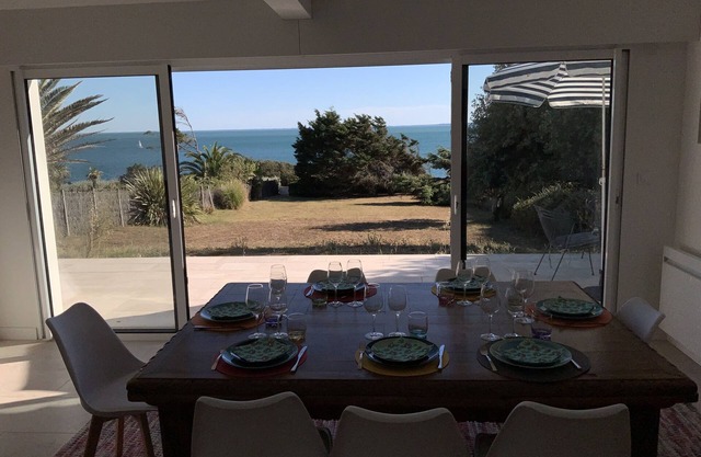 Rare! Seafront vacation home with direct access to sea and beach