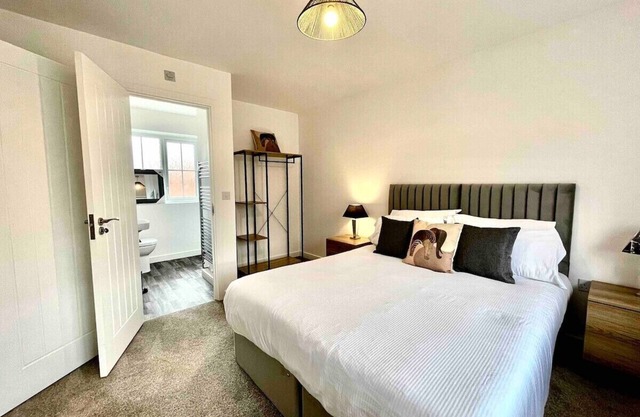 Rare spacious Home in Ashford & parking