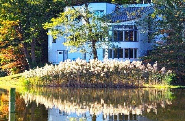 RATE REDUCTION FOR COMMISSIONING WEEK - Serene and Sophisticated 4 BR Waterfront Contemporary