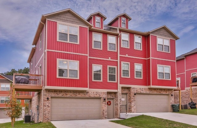 Razorback Getaway Close to University!