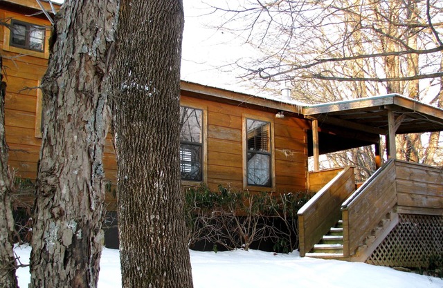Real Logs-1BR, sleeping loft & futon-sleeps 6. Riverside w/Hot Tub