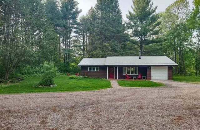 Realm of the River - 2BR Waterfront Cottage w/Kayaks, BBQ, Firepit, Wi-Fi