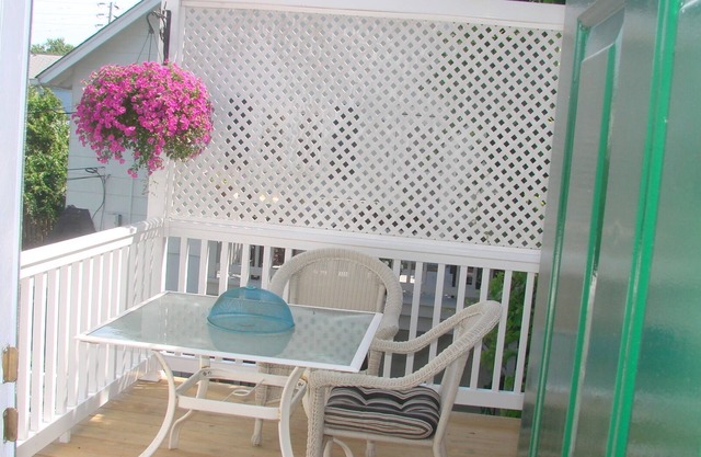 *REASONABLE RATES!* Quiet, comfortable and clean. 4 Blocks from the beach!