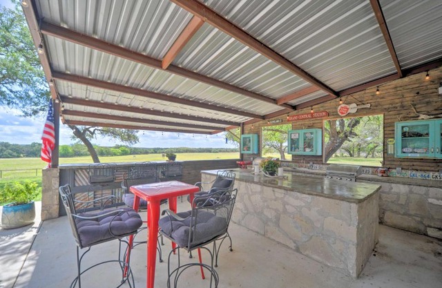 Rebel Reindeer Ranch Retreat Outdoor Oasis