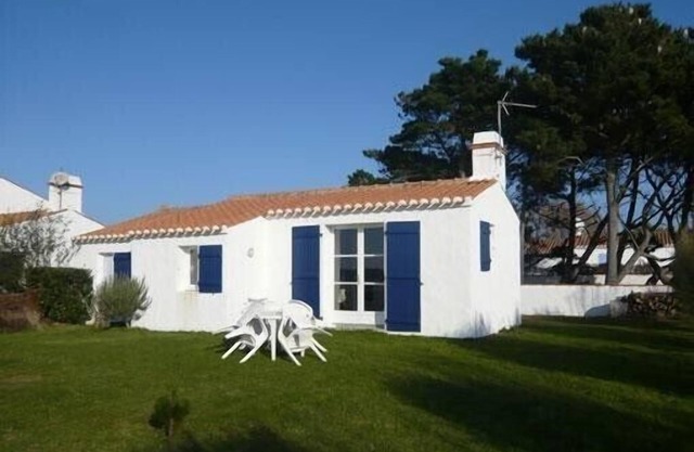 Recent vendeenne house with fully enclosed garden
