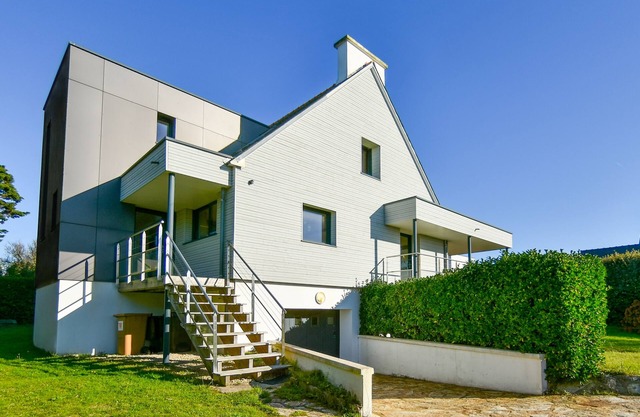 Recently refurbished villa with sea views, closed garden and 80 m from beach.