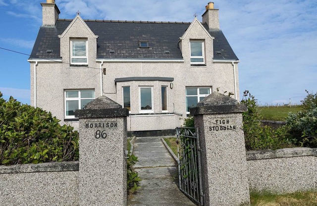 Recently Renovated Spacious 3-bedroom House in Extensive Gardens