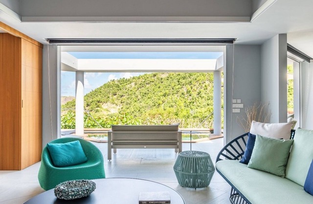 Recently Renovated Contemporary 3 BDRM Villa w Pool