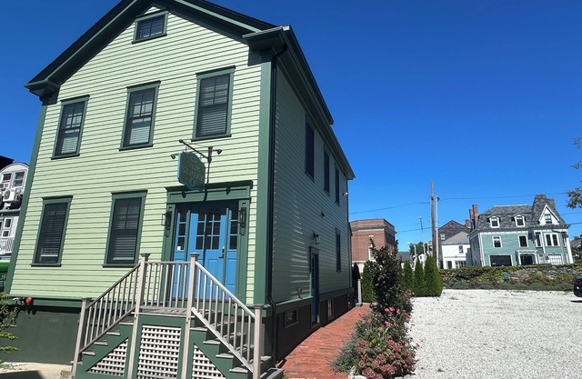 Recently Renovated Entire House in Downtown Newport Sleeps 16/Off street parking