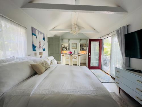 Recharge at Tranquil Sea Salt Cottage in Historic Wiscasset