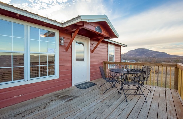 Red cabin with Panoramic Mountain View Cabin for 5