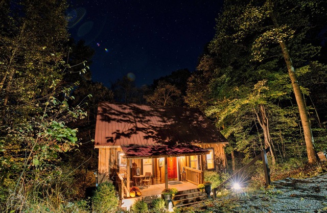 Red Door Lake House, Hocking Hills, WiFi, Hot Tub, Romantic suite, Luxury.