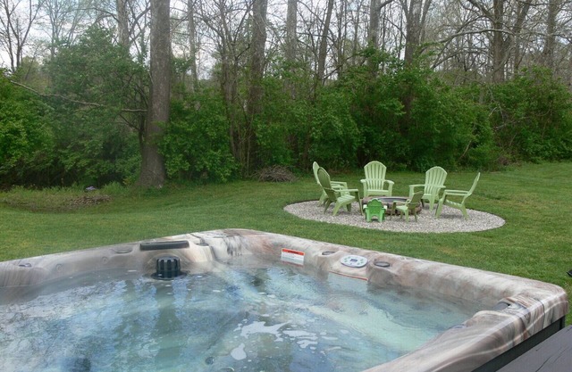 Red Fox Hollow - Hocking Hills, Clear Creek, Hot Tub, Fire Pit and Swing