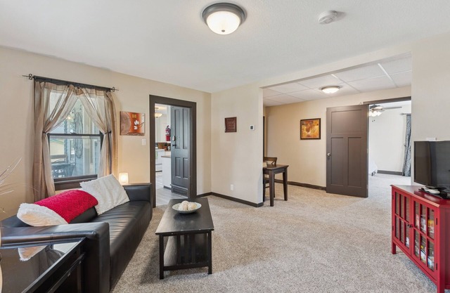 Red Hibiscus House - 3 Blocks from Lake Pepin