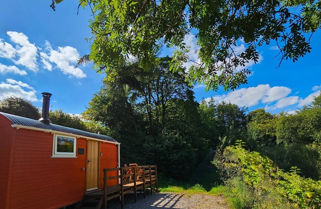 RED KITE AT WILD VALLEY HUTS, pet friendly in Llanrhaeadr-Ym-Mochnant