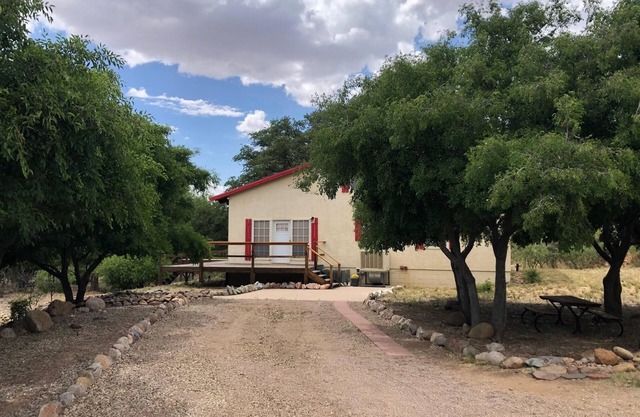 Red Roof Ranch - Pearce, Az. Fifeteen miles to Chiricahua National Monument.