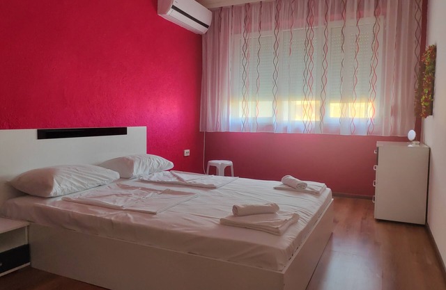 RED ROOM - Beach and Forest