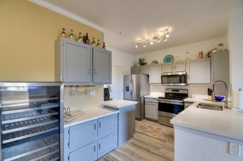 Red Rox Phoenix Condo with Patio about 3 Mi to Airport