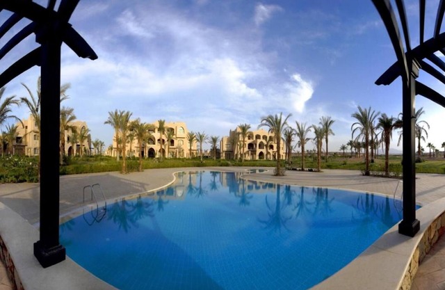Red Sea Garden Retreat | 3 Relaxing Rooms, Rooftop Pool, Tennis, Beach & More