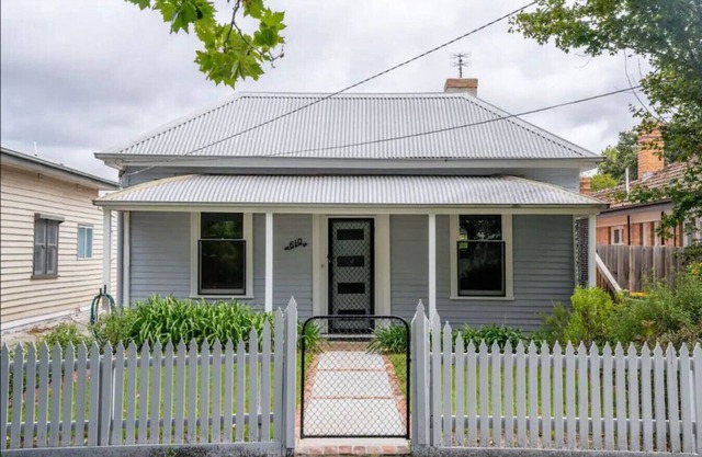 RED007 · The Country Cottage: Leafy Ballarat Hideaway