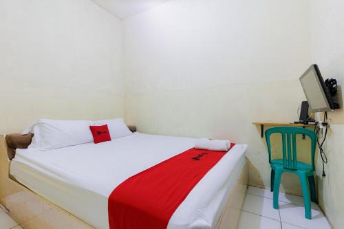RedDoorz near Esa Unggul University Jakarta Campus
