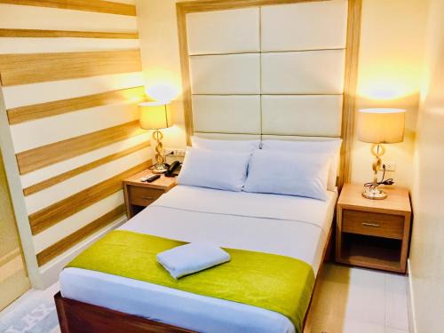 RedDoorz Plus @ ABC Landmark Hotel