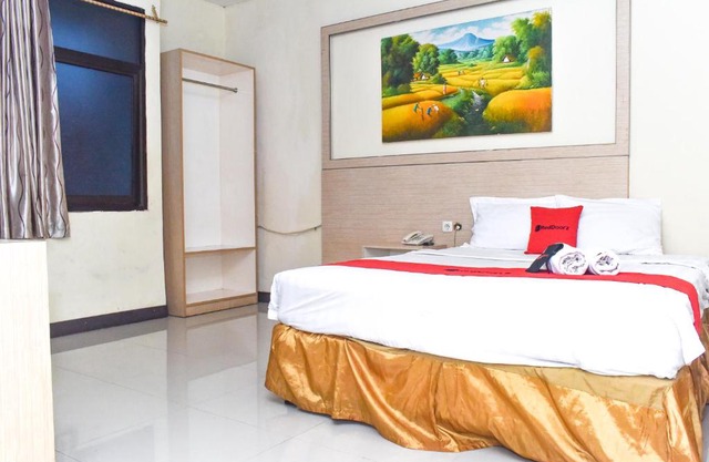 RedDoorz Plus near Sultan Hasanuddin Airport