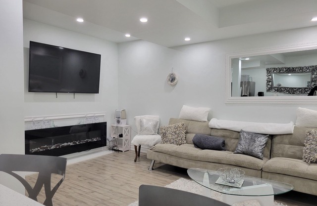 RedDore - Exquisite 2 Bedroom Basement Suite