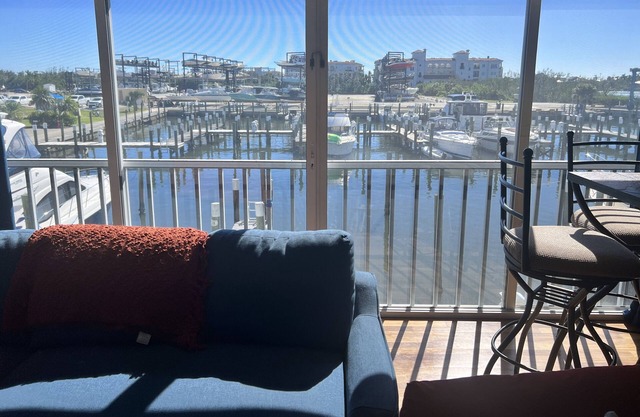 Reel Paradise Cottage - Heated Pool Hot Tub Marina Private and Public beaches