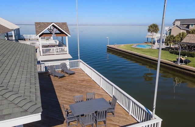 Reelview | Canal Front Retreat