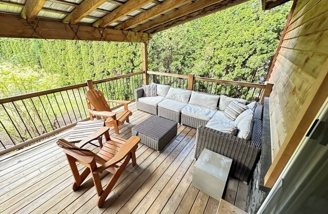 Reenie’s Rustic Retreat - Walking distance to beach, Pet friendly!