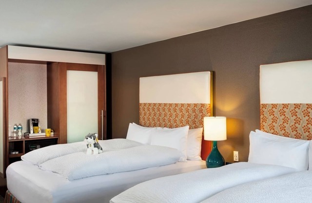 Refreshing Stay, Two Queen w/Tub, Pet-Friendly, Pineapple Theme, 2 Rooms