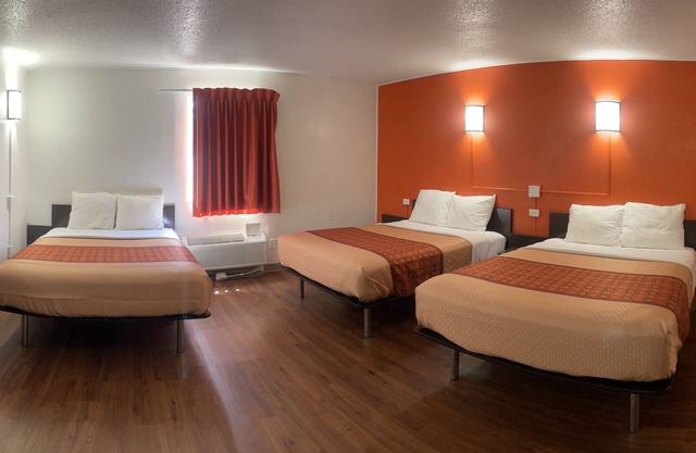 REGAL 8 INN & SUITES